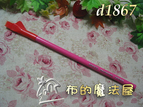 【布的魔法屋】日本進口d1867粉紅粉土筆17cm附紅色刷頭(記號筆/拼布縫紉工具/拼布縫紉)