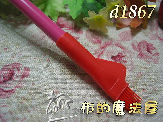 【布的魔法屋】日本進口d1867粉紅粉土筆17cm附紅色刷頭(記號筆/拼布縫紉工具/拼布縫紉)